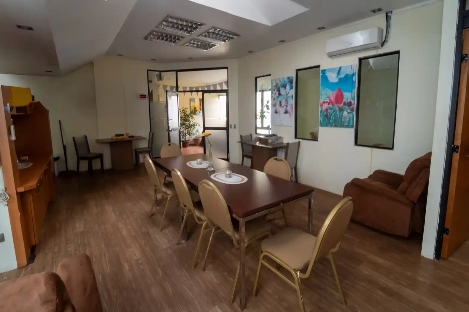 Sala de estar y comedor para actividades de Senior El Dorado